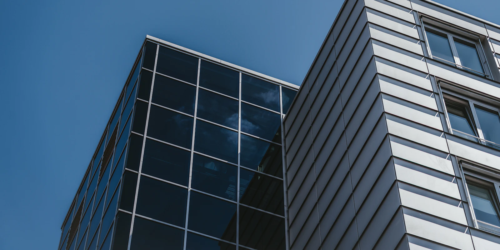 Fachada de un edificio de oficinas de cristal