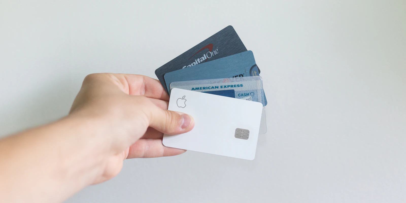 Mano sosteniendo varias tarjetas bancarias