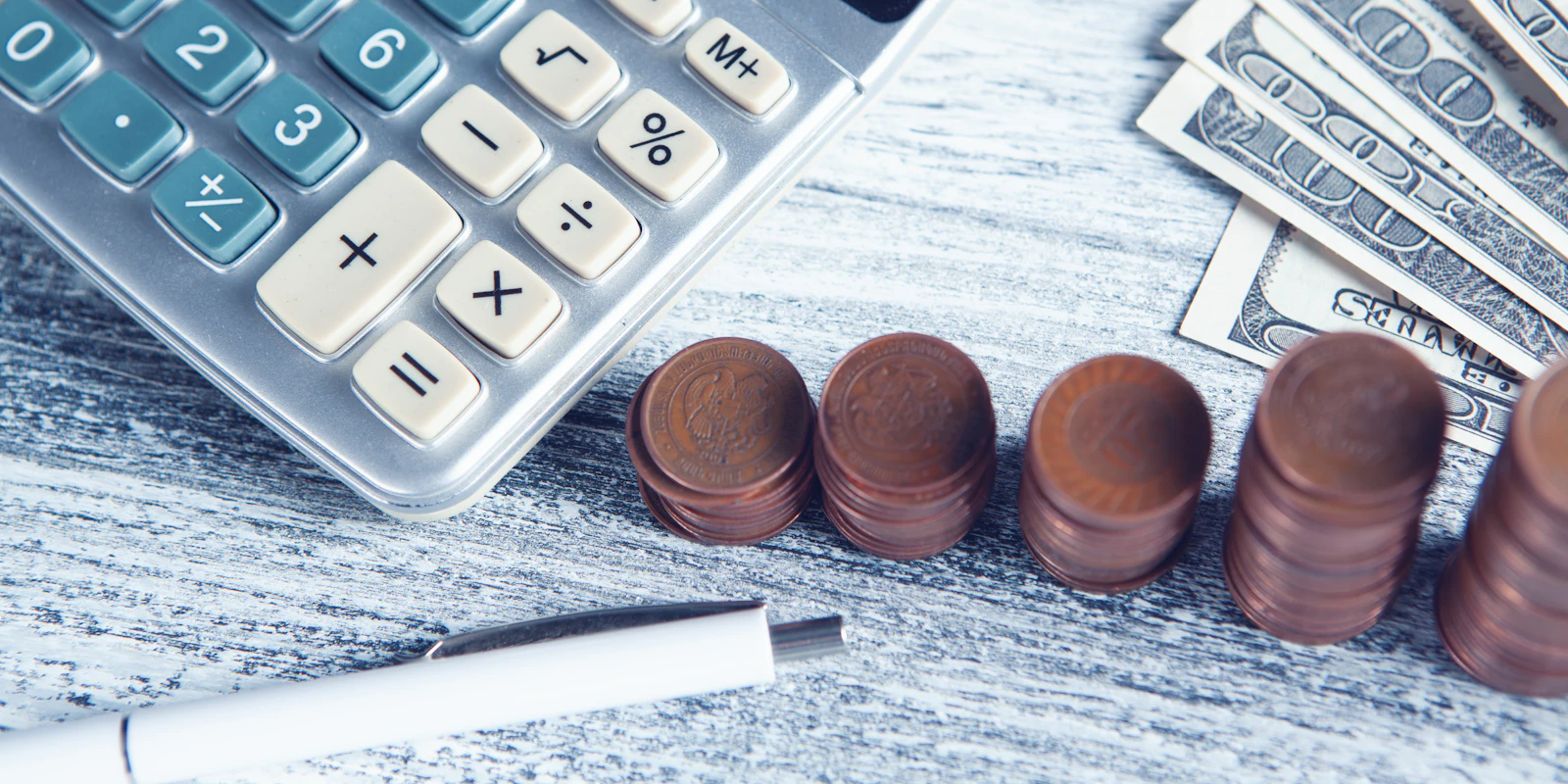 Calculadora y monedas sobre una mesa