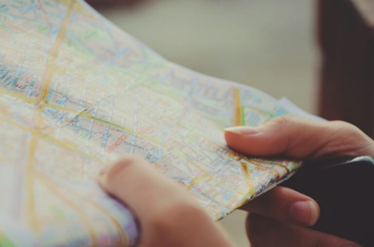 Persona sosteniendo un mapa