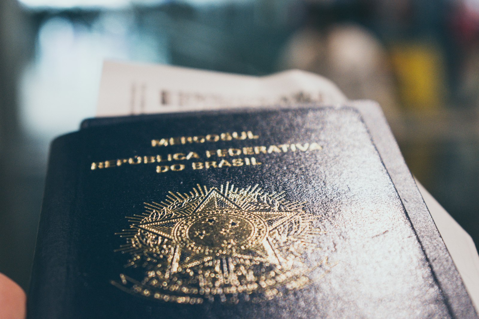 Persona sosteniendo un pasaporte
