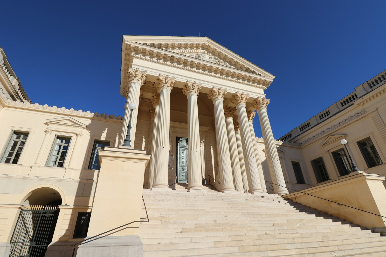 Fachada de un edificio judicial con columnas clásicas