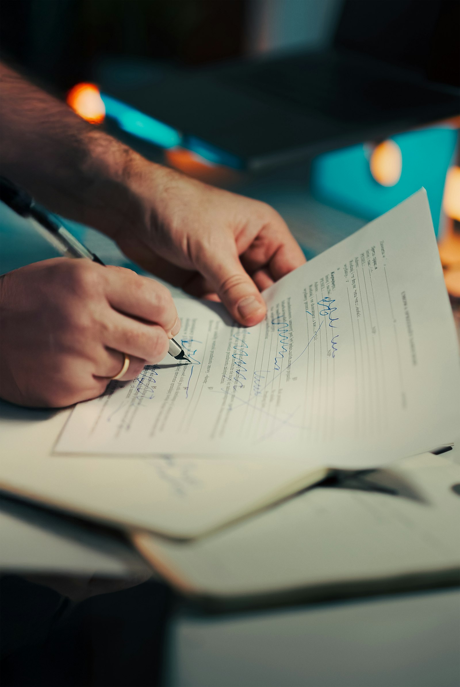 Firma de un documento con pluma