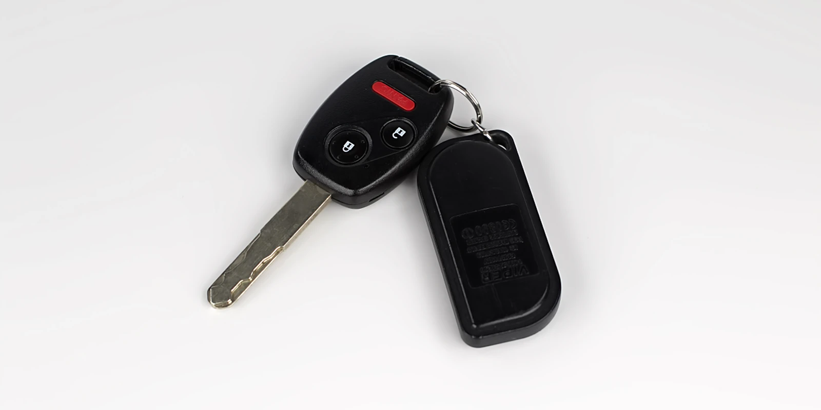 Llave de un automóvil sobre fondo blanco