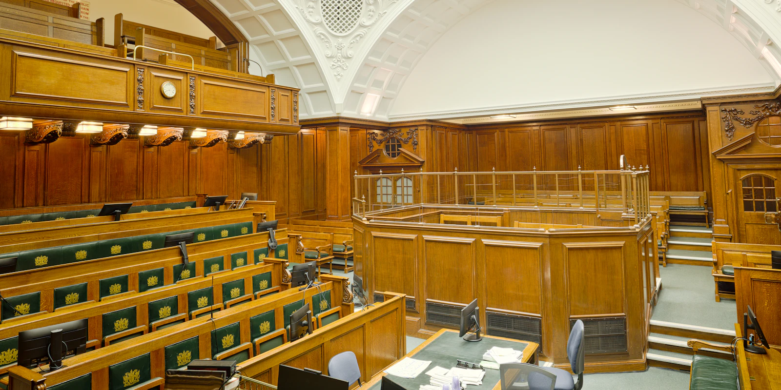 Sala de un tribunal con estrado de madera